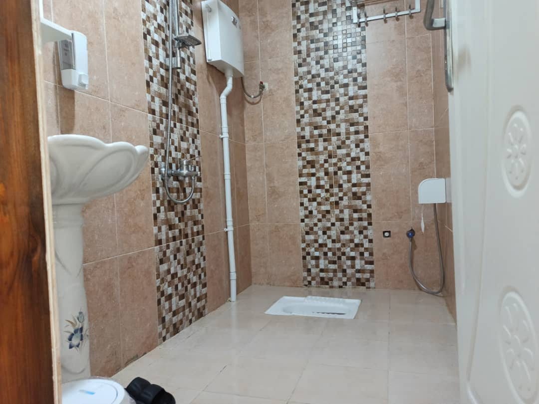 اتاق‌خواب با رخت‌خواب سنتی در آپارتمان یک‌خوابه ماندگاری قشم