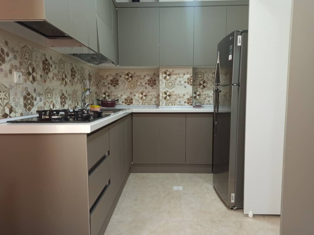 آشپزخانه و کابینت آپارتمان ماندگاری قشم با امکانات پخت‌وپز
