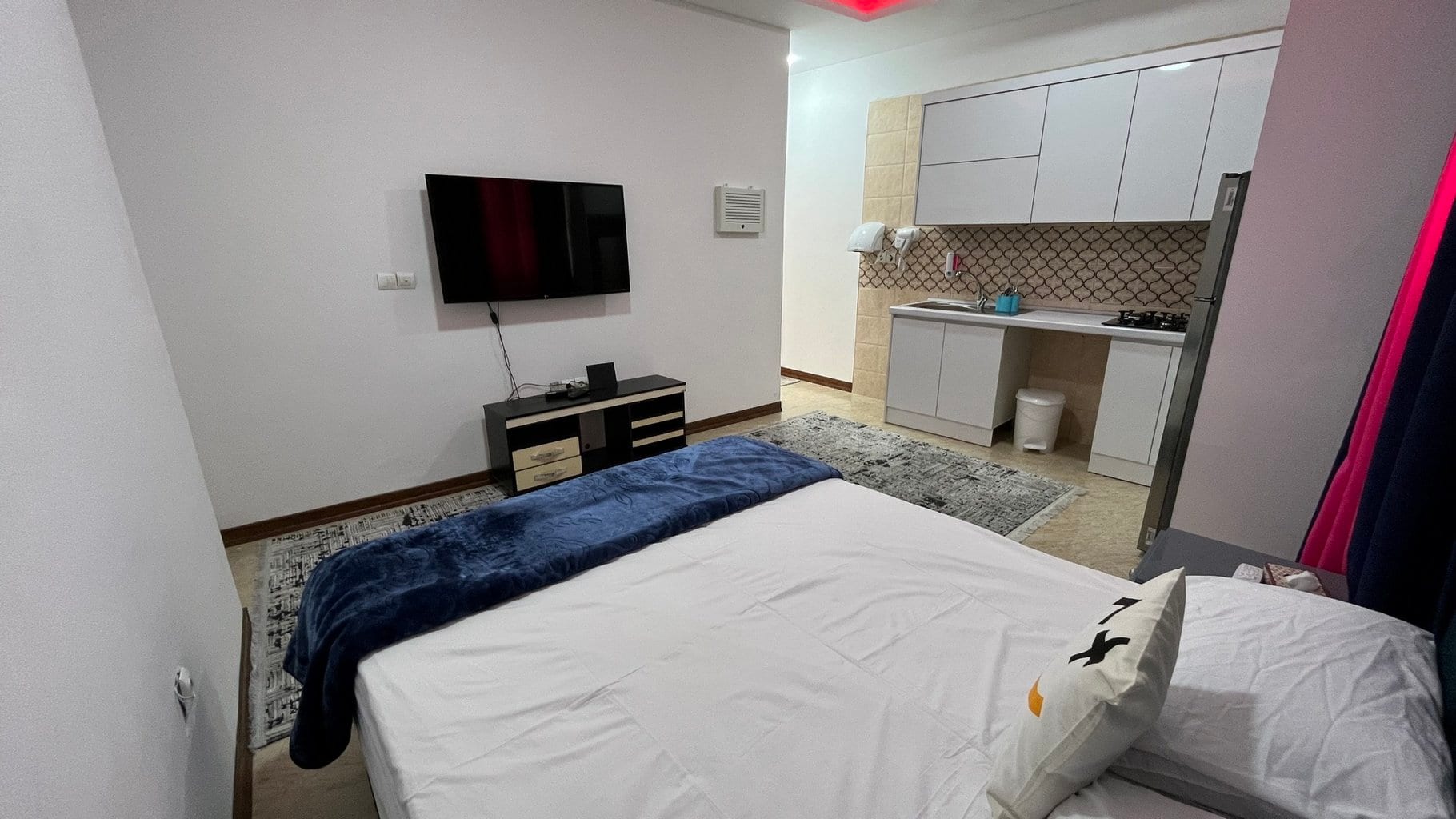 آشپزخانهٔ کوچک با کابینت در سوییت ۴۵متری قشم