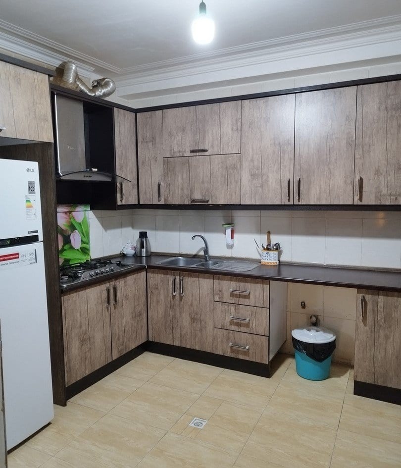 کابینت‌های آشپزخانه و فضای پخت‌وپز در آپارتمان امید ۱ قشم