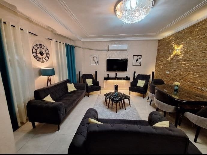 فضای پذیرایی با مبلمان راحتی در ویلا عمارت ۱ قشم