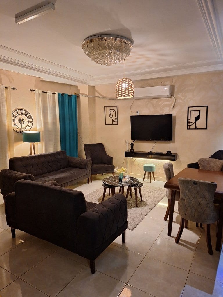اتاق‌خواب با تخت دونفره و روتختی تیره در ویلا عمارت ۱ قشم