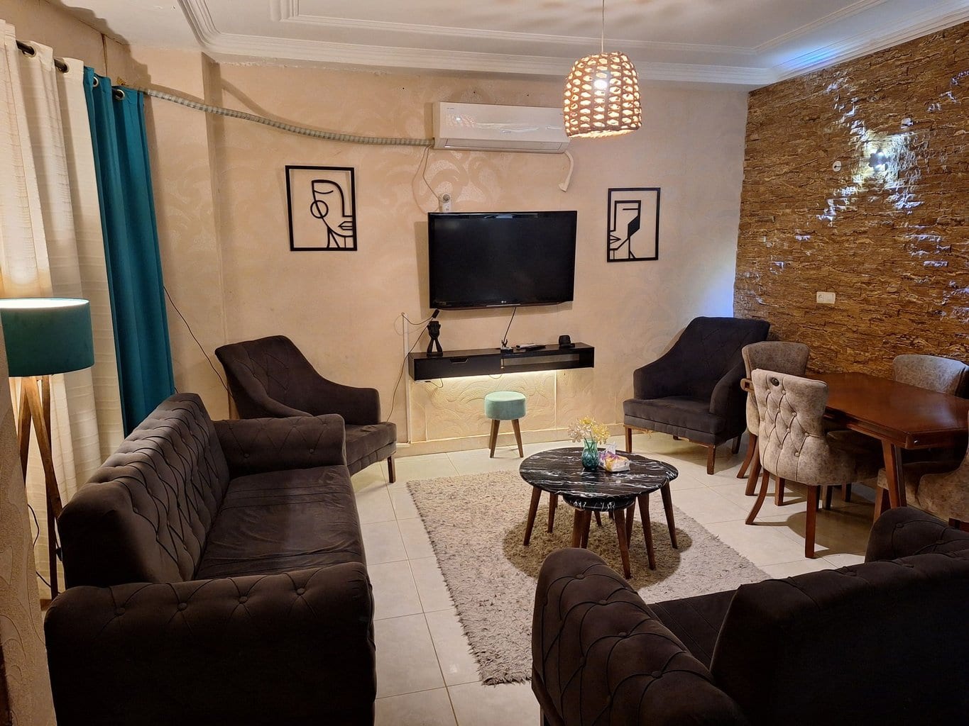 پذیرایی با تلویزیون و مبلمان در ویلا عمارت ۱ قشم