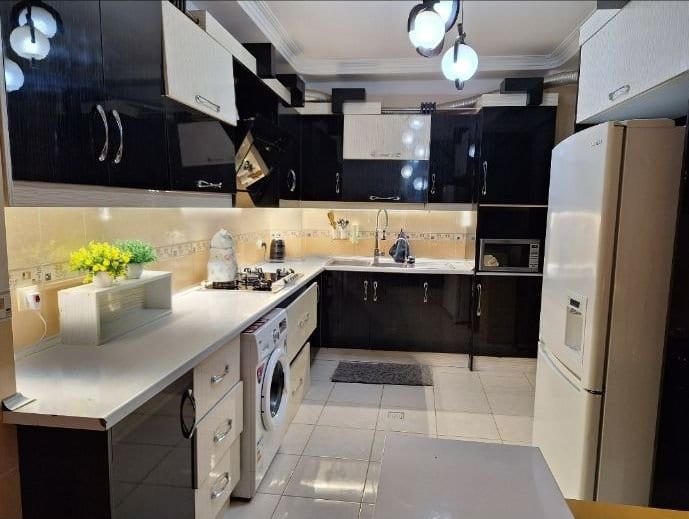 آشپزخانهٔ کابینت‌دار با تجهیزات کامل در ویلا عمارت ۱ قشم