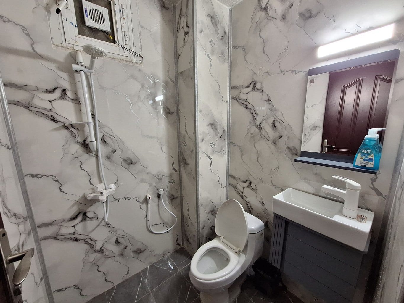 اتاق پذیرایی با رخت‌خواب سنتی روی زمین در ویلا عمارت ۱ قشم