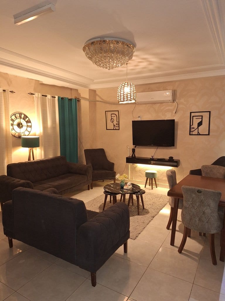 نشیمن با مبلمان راحتی در ویلا دوخوابه عمارت ۱ قشم