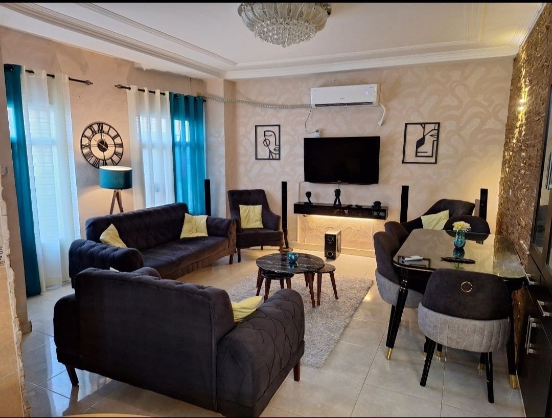 نشیمن و مبلمان دنج ویلا دوخوابه عمارت ۱ قشم