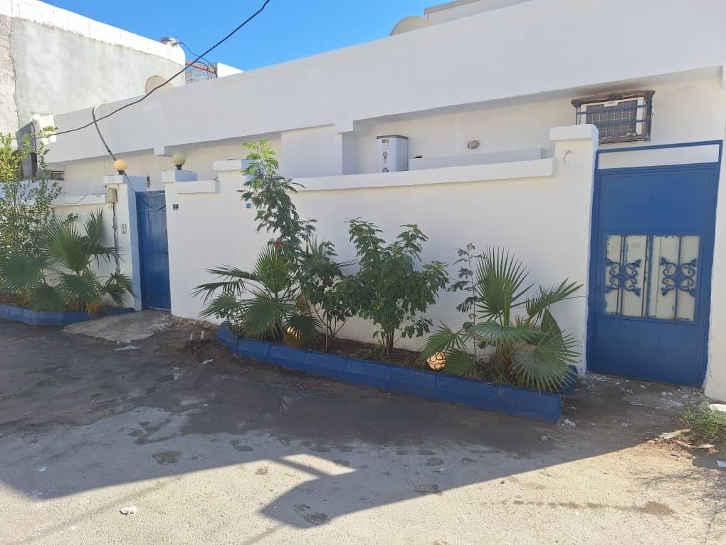 نمای بیرونی و حیاطِ ویلا دوخوابهٔ عمارت ۴ قشم