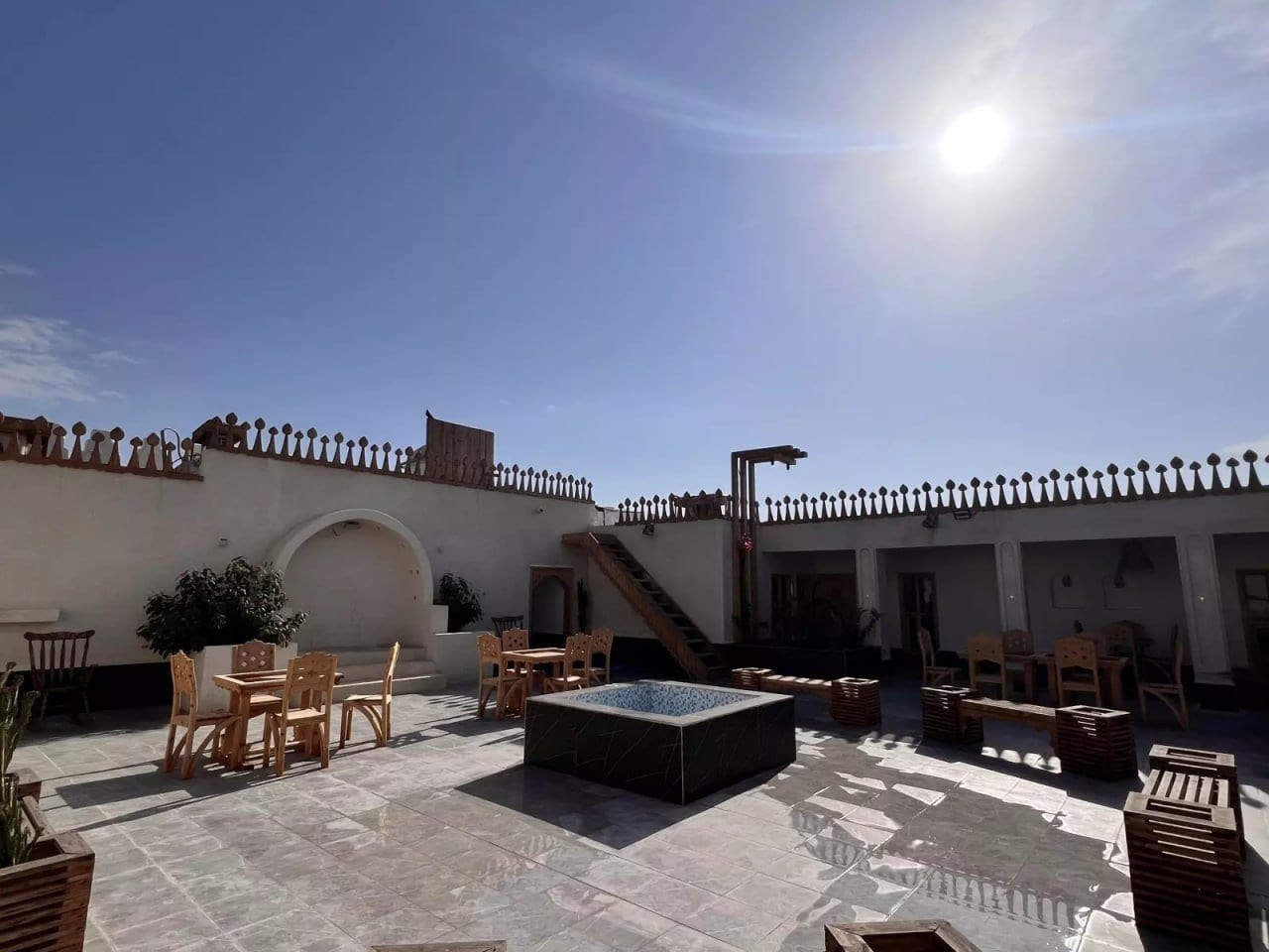 لبهٔ بام و جان‌پناه کنگره‌دار اقامتگاه رو به آسمان در هنگام