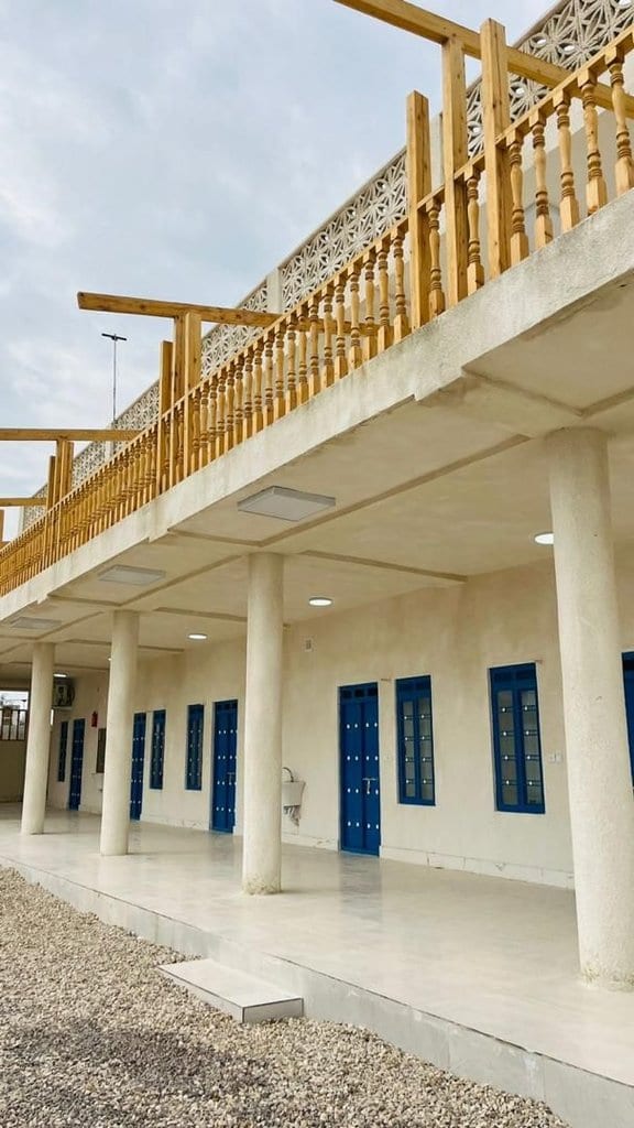 راه‌پلهٔ چوبی داخلی مجموعهٔ بوم‌گردی ناخدا عبدالصالح قشم