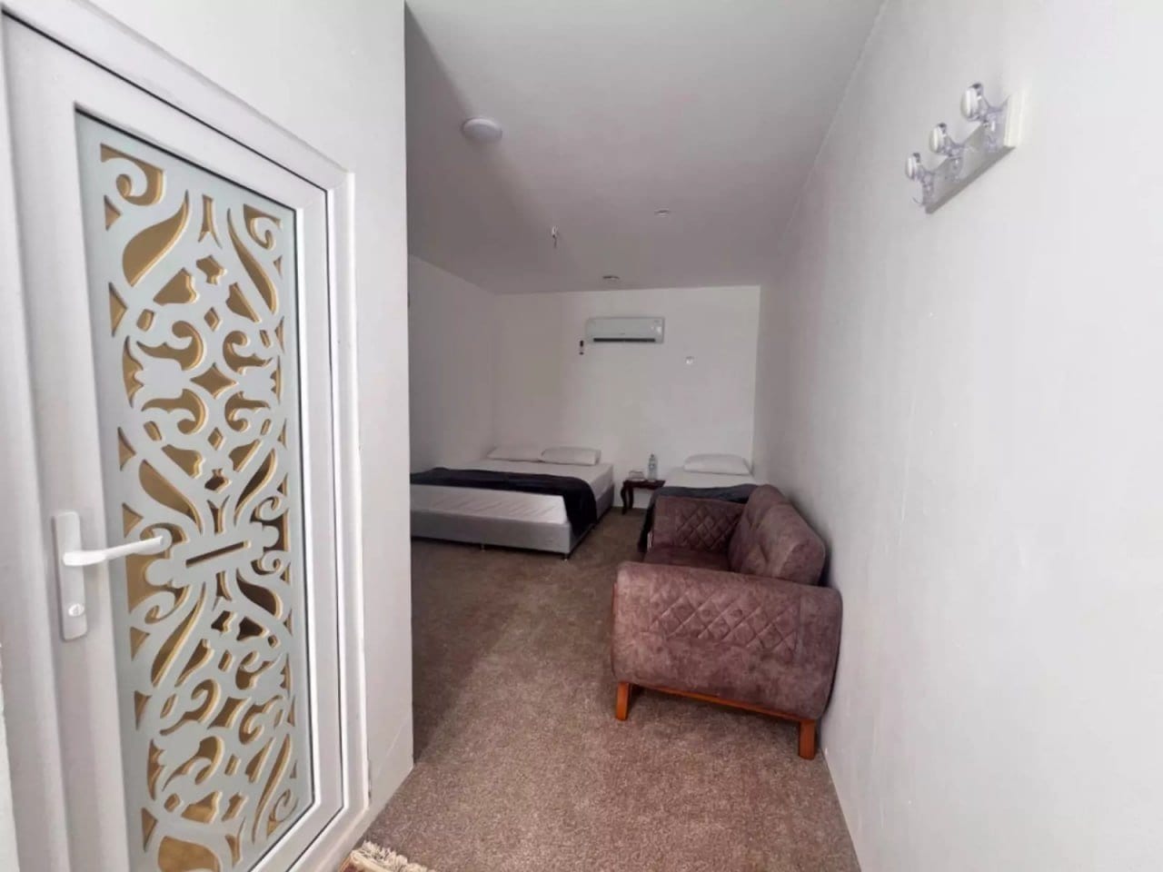 پنجرهٔ گچ‌بری‌شدهٔ سنتی در بوم‌گردی خماسی هنگام