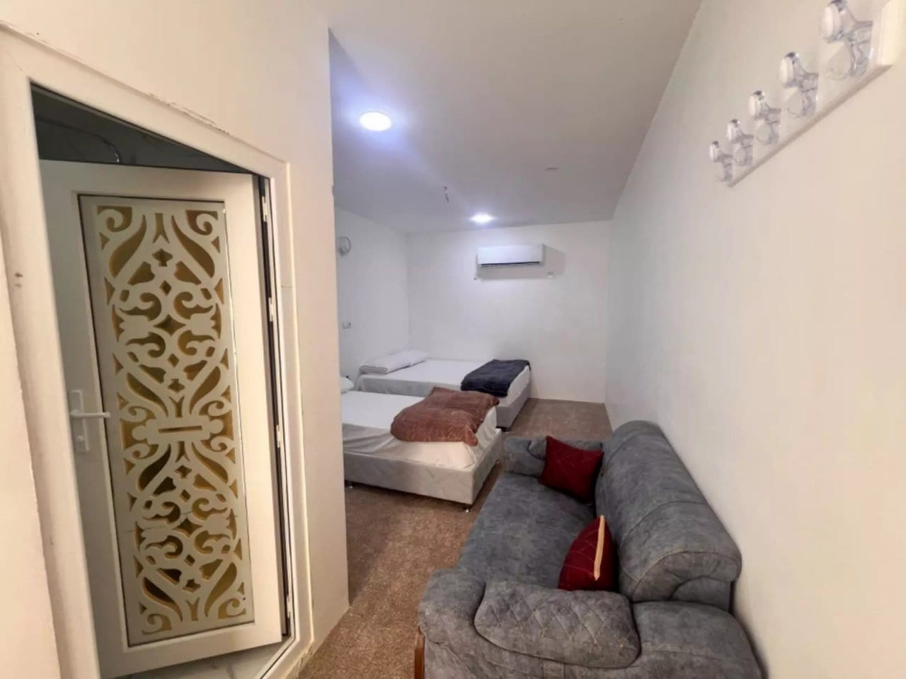 چیدمان نشیمن و پذیرایی بومگردی در جزیره هنگام