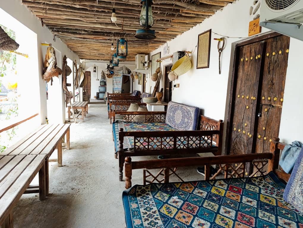 نمای بیرونیِ بناهای گچیِ سفید مجموعهٔ بوم‌گردی ناخدا علی در روستای لافت قشم