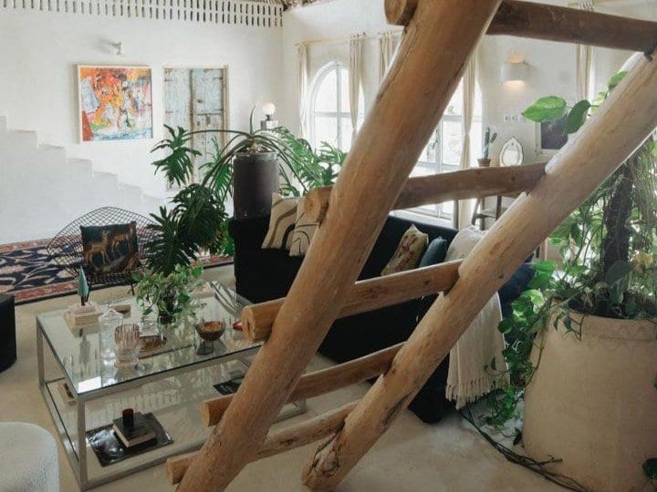 نشیمن سنتی با تاقچه و گل‌آرایی در اقامتگاه استخردار کتوکس قشم