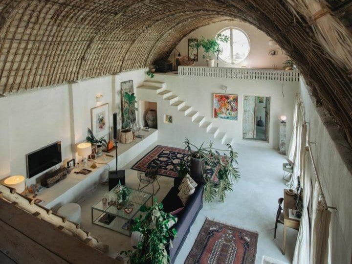 نشیمن دلباز با سقف گنبدی و فرش‌های دستباف در اقامتگاه سنتی کتوکس قشم