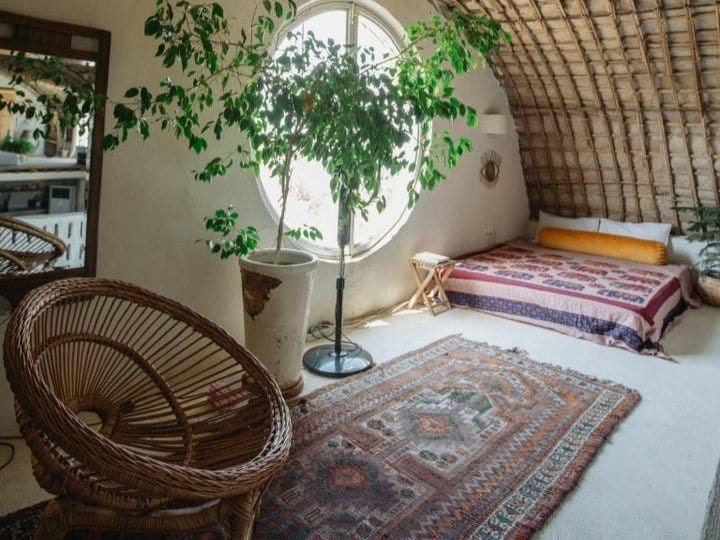 اتاق‌خواب سنتی با تخت دونفره و صندلی حصیری در اقامتگاه کتوکس قشم