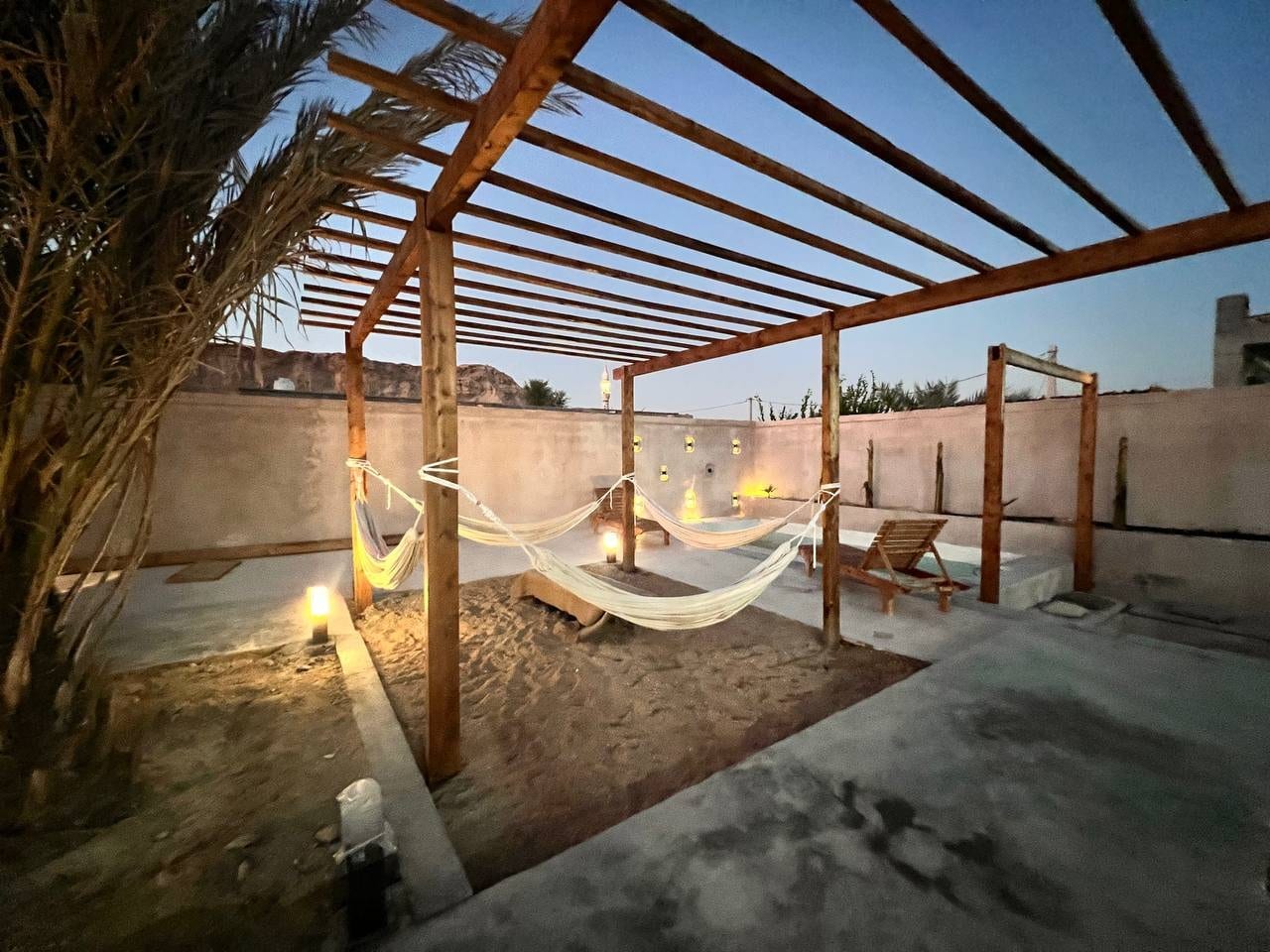 اتاق‌خواب با چیدمان سنتی و دیوار خاکی در بوم‌گردی نی‌وا قشم
