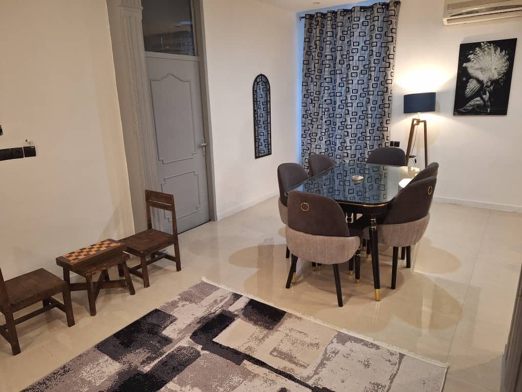 نشیمن با مبلمان تیره در ویلا سه‌خوابه عمارت ۳ قشم