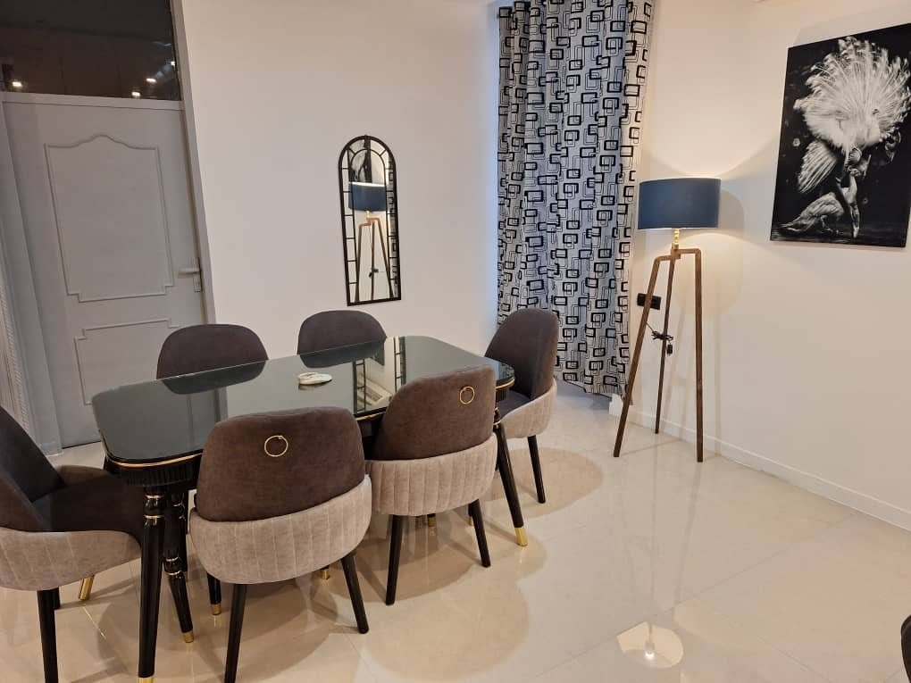 اتاق با رخت‌خواب سنتی سبز در ویلا عمارت ۳ قشم