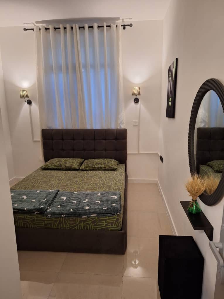 اتاق با رخت‌خواب سنتی سبز روی زمین در ویلا عمارت ۳ قشم