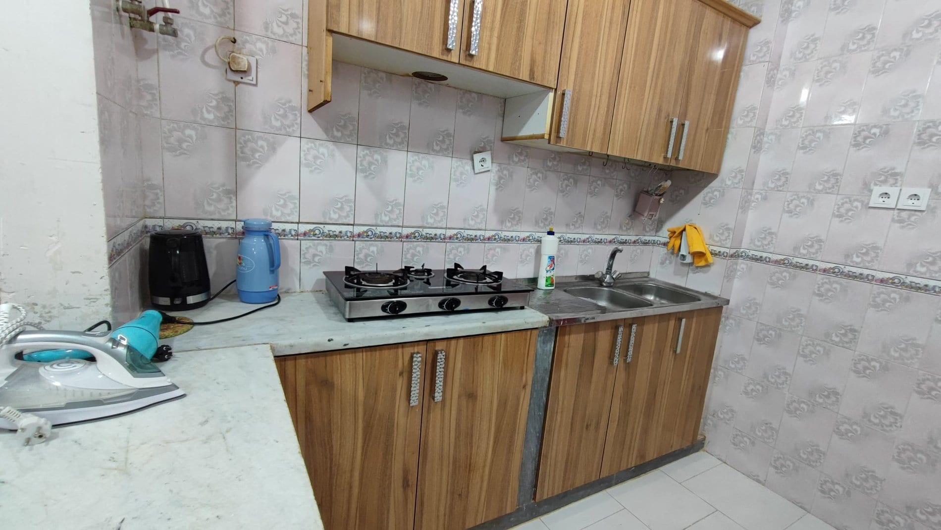 کابینت و سینک ظرفشویی آشپزخانهٔ آپارتمان یک‌خوابه دانشمند ۳ قشم