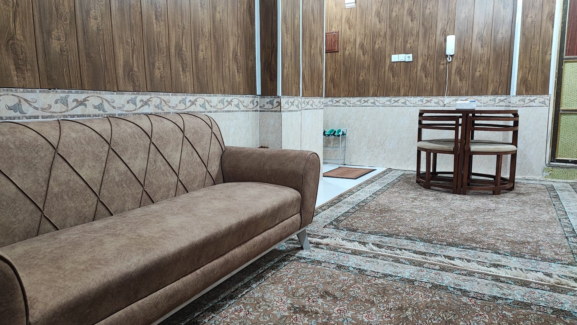 مبل راحتی بژ در نشیمن آپارتمان یک‌خوابه دانشمند ۳ قشم