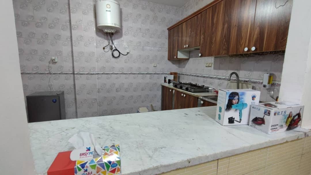 آشپزخانه و آبگرمکن دیواری در سوییت دانشمند ۱ قشم