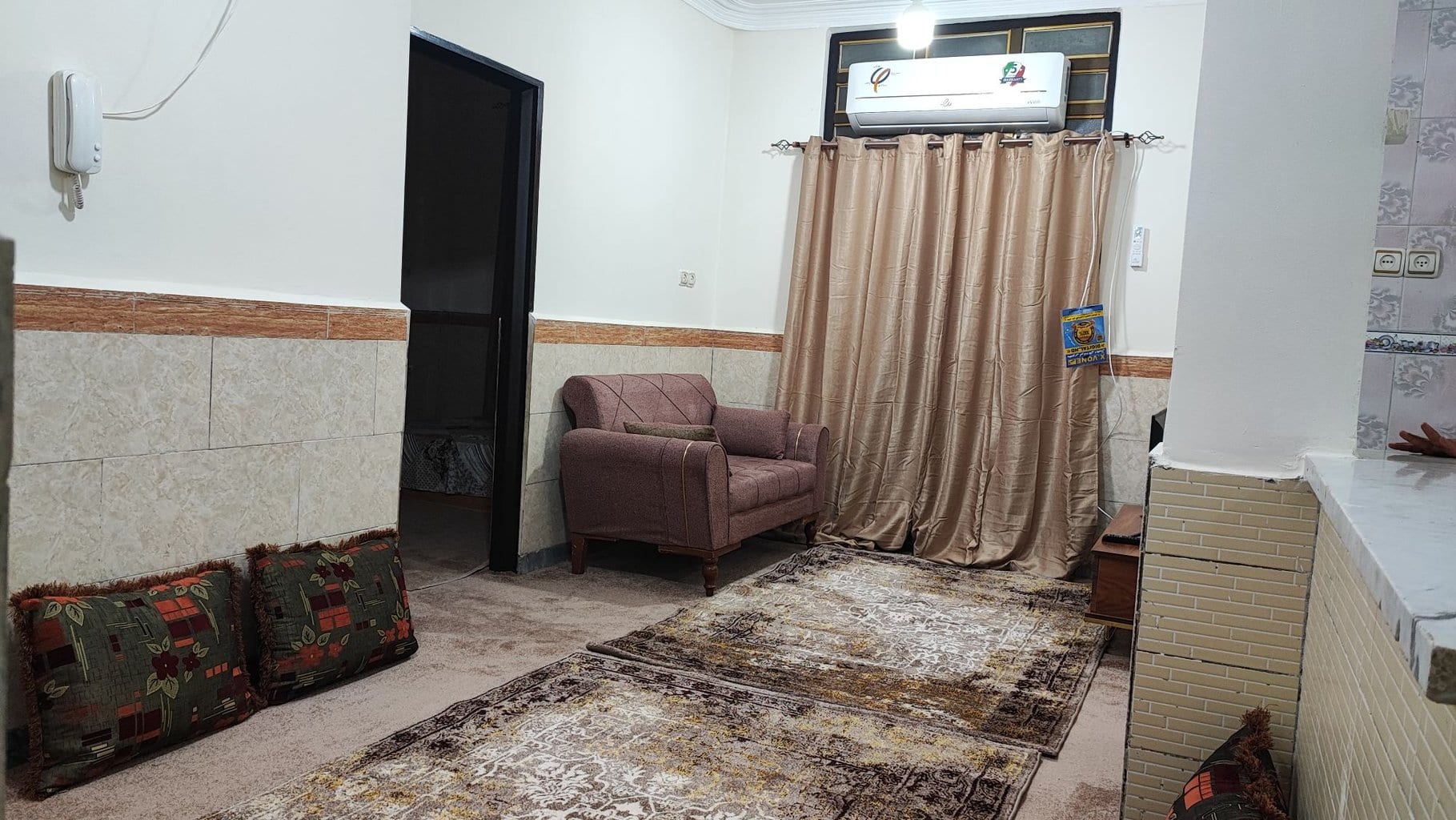 مبل تک‌نفره کنار پنجره در نشیمن سوییت دانشمند ۱ قشم