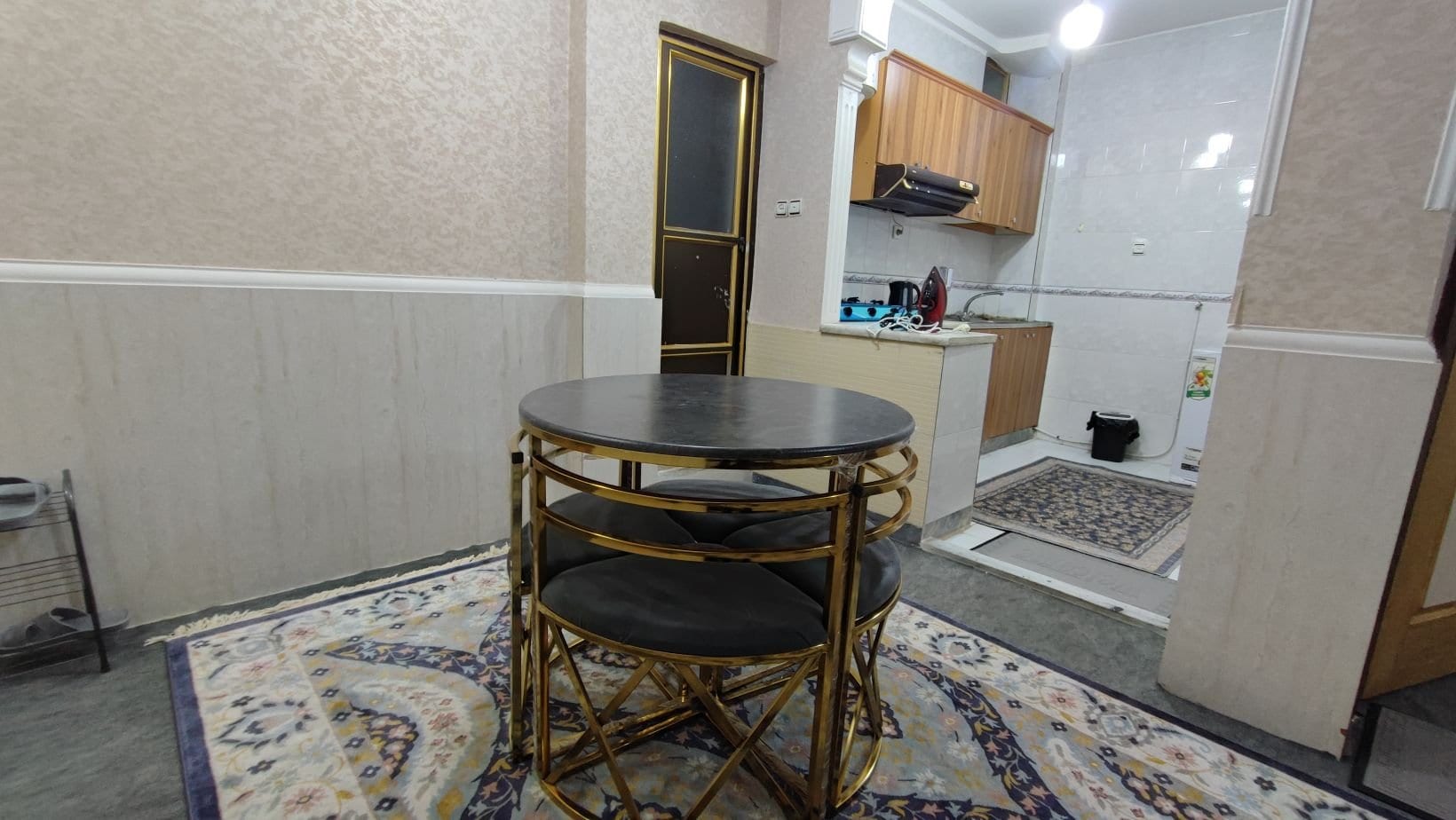 میز نهارخوری چوبی کنار آشپزخانه آپارتمان قشم