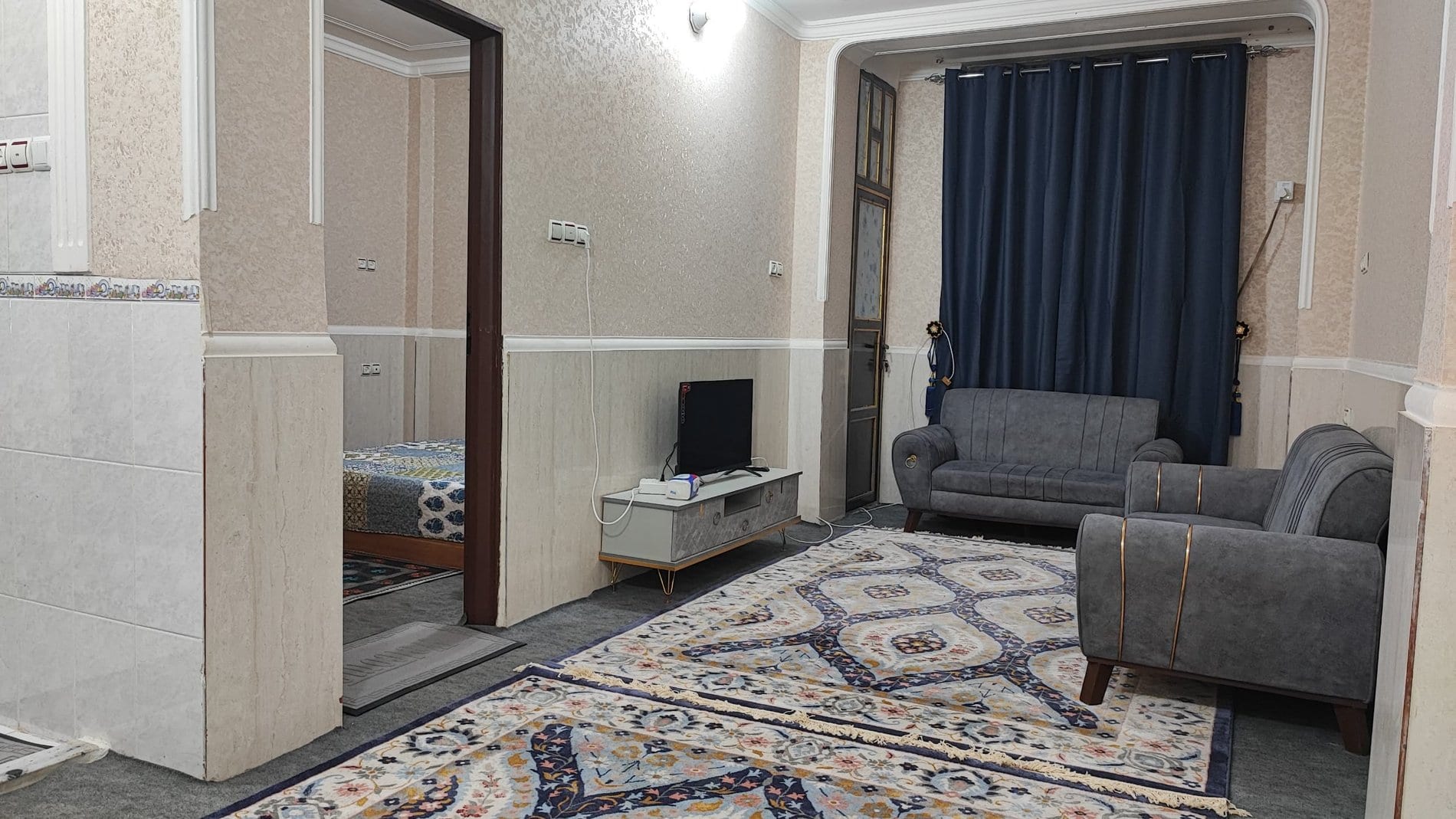 میز نهارخوری و آشپزخانه آپارتمان نزدیک مرکز شهر قشم