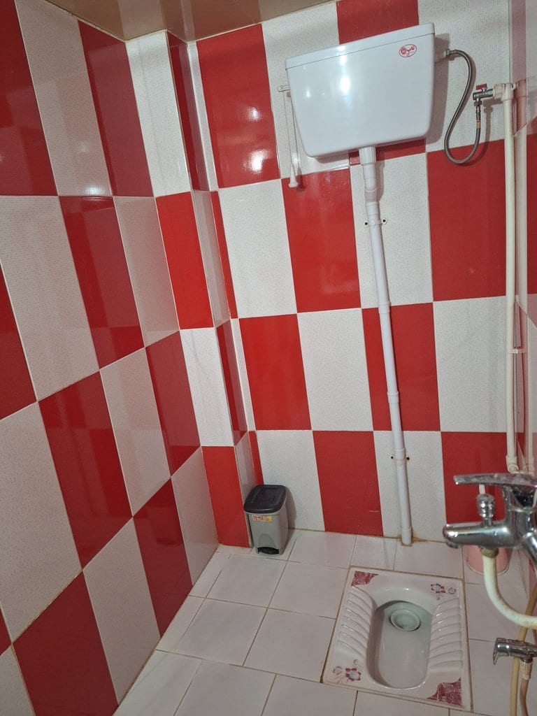 دیوارِ تزیینی با طرحِ هندسیِ قرمز و سفید در سوئیت فلت عمارت ۹ قشم