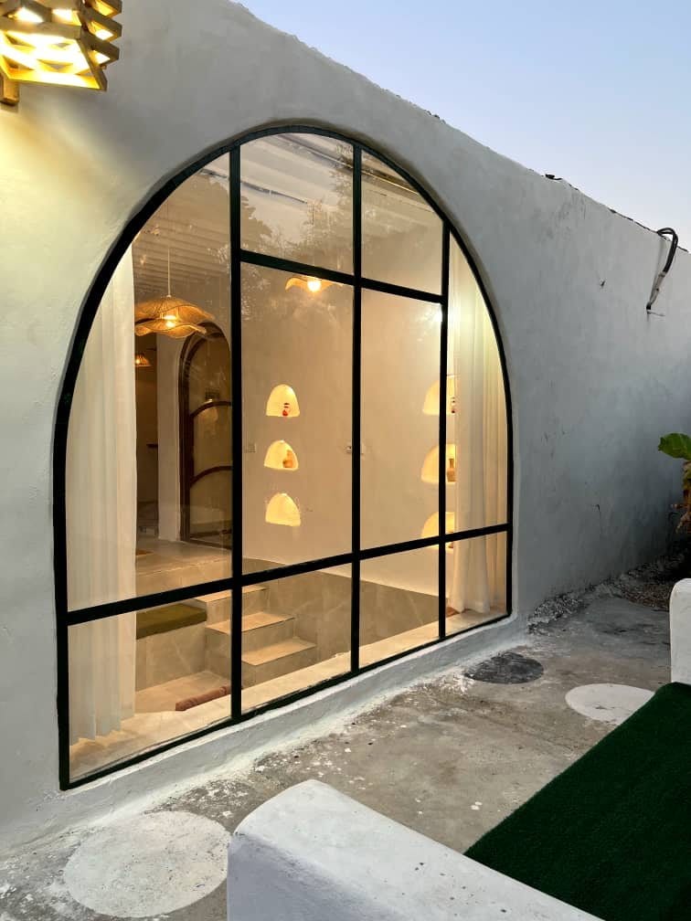 درهای قوسی شیشه‌ای رو به حیاط در بوم‌گردی لومبور قشم