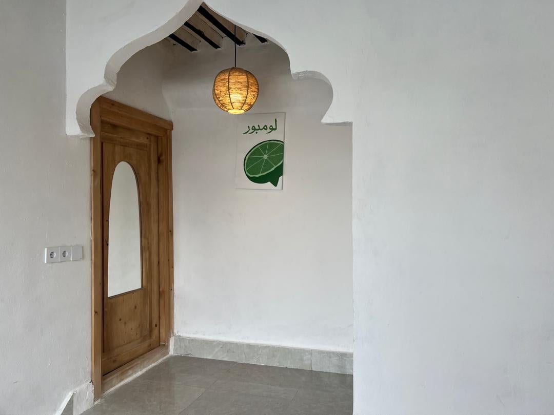 نیچ و پنجرهٔ قوسی تزیینی در بوم‌گردی لومبور قشم