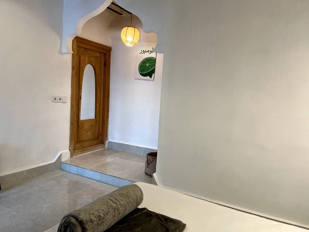 راهرو و درگاه قوسی سفید در بوم‌گردی لومبور قشم