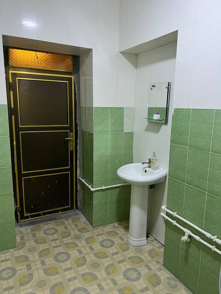 سرویس بهداشتی ایرانی و روشویی با کاشی سبز در واحد ساوات بوم‌گردی موم گپو قشم