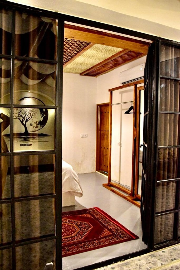 اتاق‌خواب با تخت دونفره و پاتختی در بوم‌گردی مغرب قشم