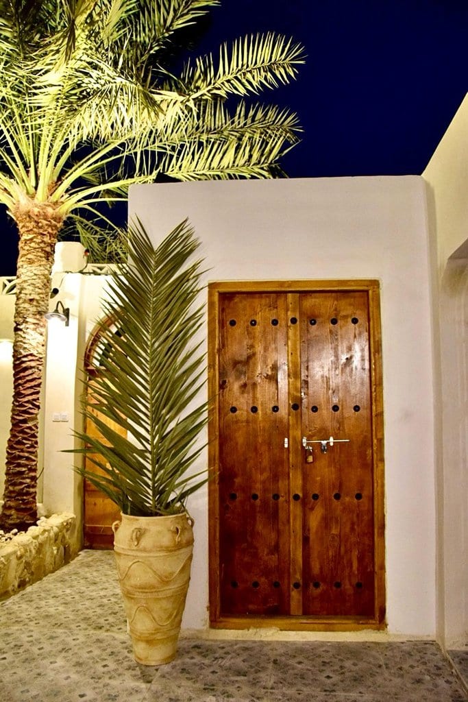 اتاق‌خواب با تخت دونفره و سقف چوبی در بوم‌گردی مغرب قشم