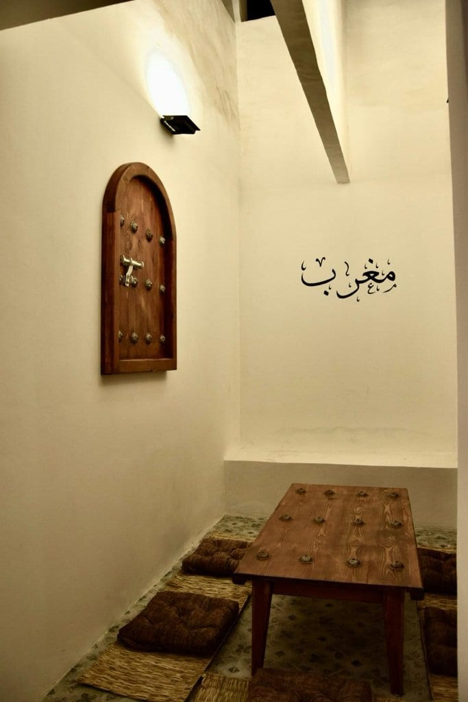 طاقچه‌های قوسی و دکور دیوار سنتی در بوم‌گردی مغرب قشم