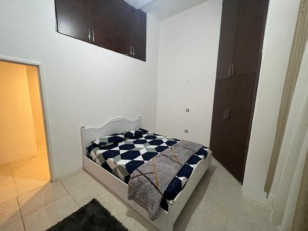 اتاق‌خواب با رخت‌خواب سنتی و مبل در ویلا چهارخوابه عمارت ۸ قشم