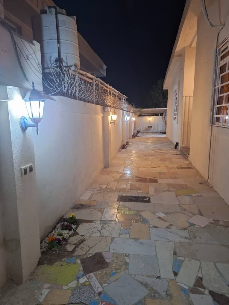 گذرگاه و نمای بیرونیِ ویلا چهارخوابه عمارت ۸ قشم