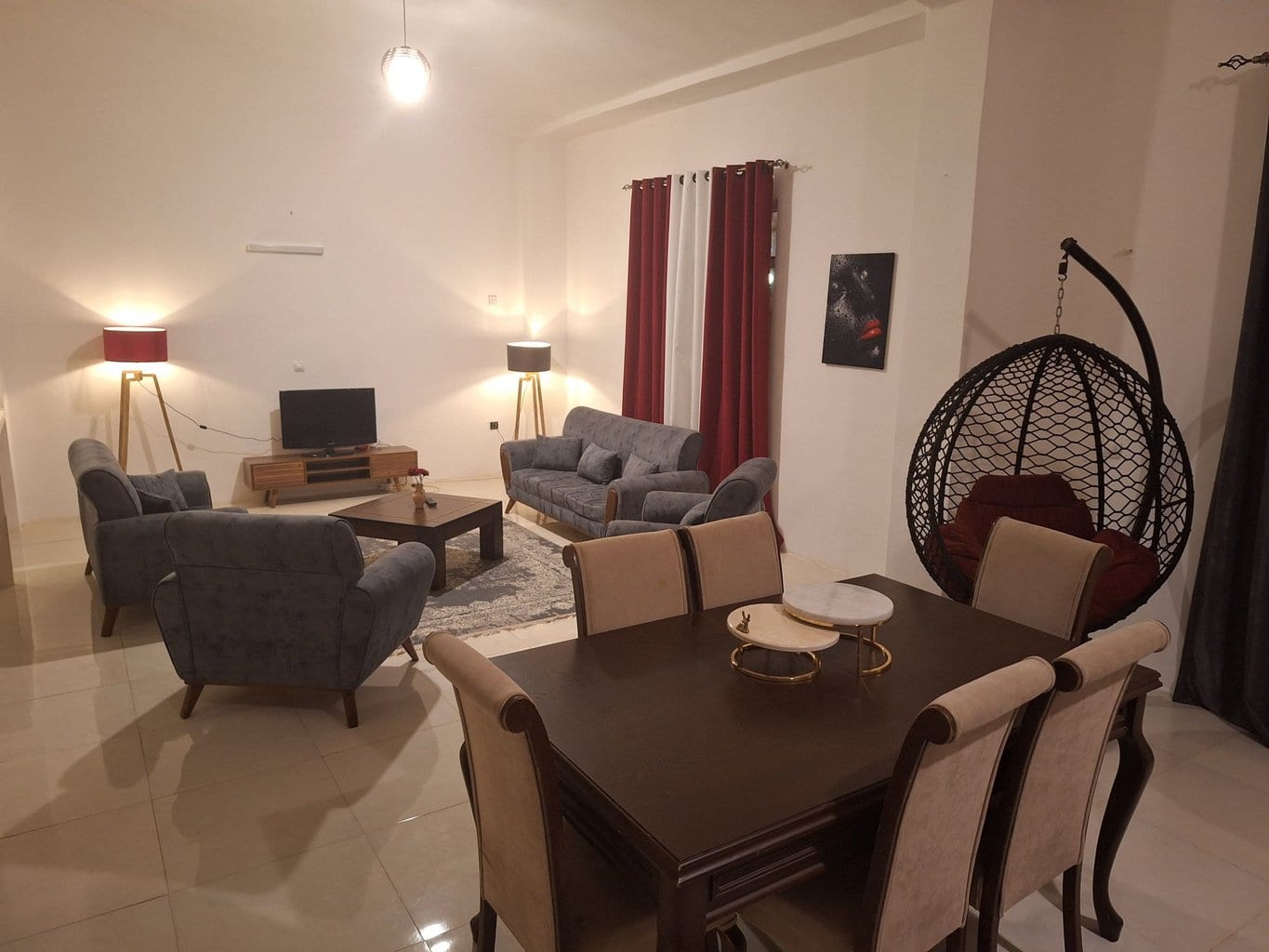 نشیمن با مبلمان چوبی و فرش در ویلا عمارت ۸ قشم