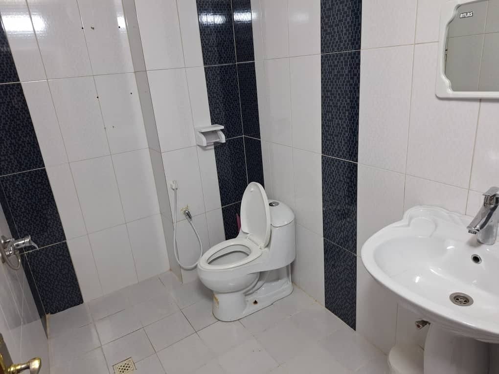 سرویس بهداشتیِ فرنگیِ مرمری در ویلا چهارخوابه عمارت ۸ قشم