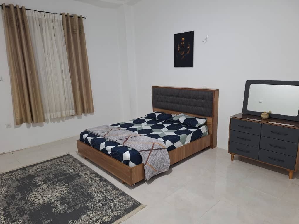 اتاق‌خواب با تخت و رخت‌خواب سنتی در ویلا عمارت ۸ قشم
