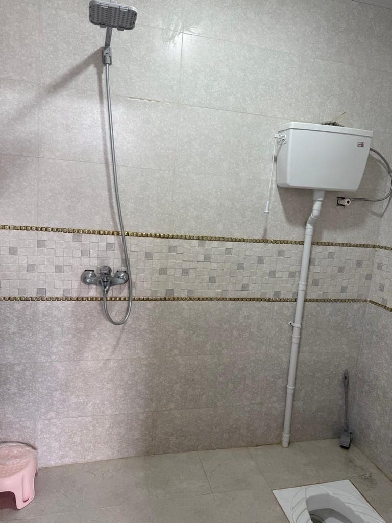 حمام با دوش و کاشی‌کاری در ویلا دریا ۱۱ هرمز