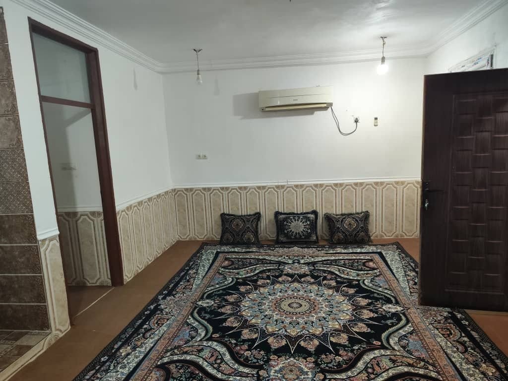 اتاق‌خواب سوئیت قشم با تخت‌های یک‌نفره و روتختی
