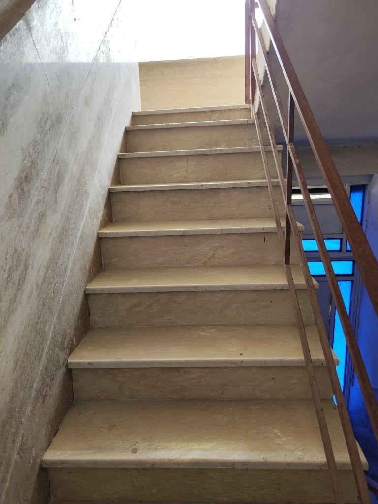 سرویس بهداشتی ایرانی با کاشی‌کاری در سوئیت سنتی سه‌نفره قشم