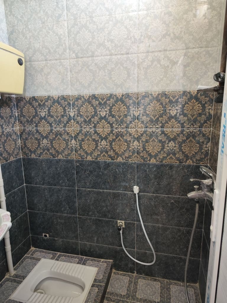 راه‌پلهٔ سنگیِ دسترسی به سوئیت سنتی سه‌نفره قشم