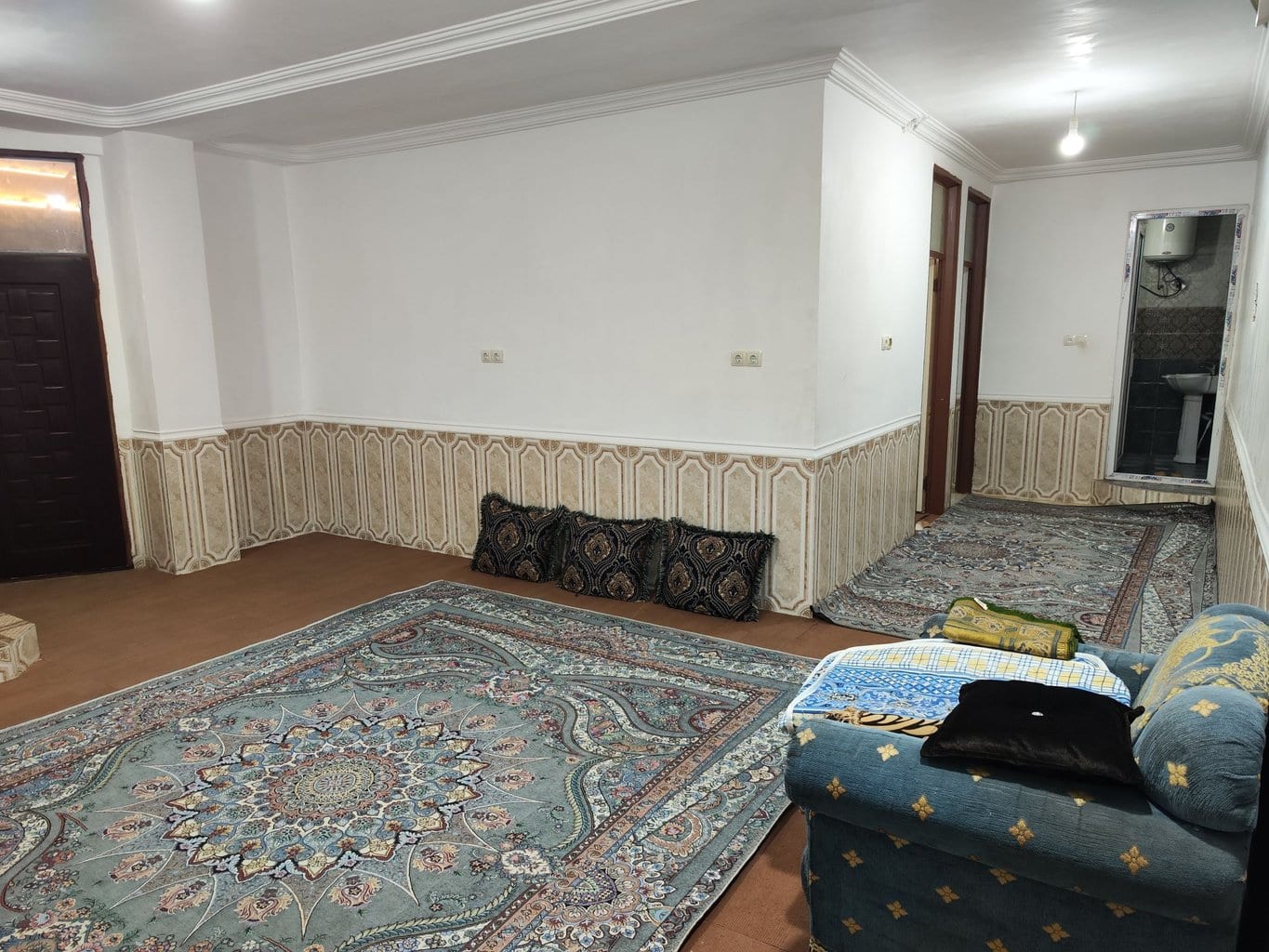 اتاق روشن و دلباز با دیوار سفید در سوئیت سنتی قشم