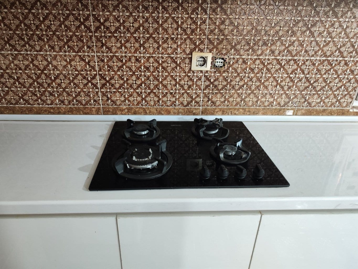 اجاق گاز و فضای پخت آشپزخانه در سوئیت سنتی قشم