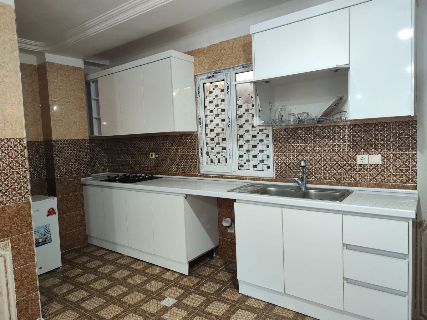 اتاق با کفپوش کاشی طرح‌دار در سوئیت سنتی چهارنفره قشم